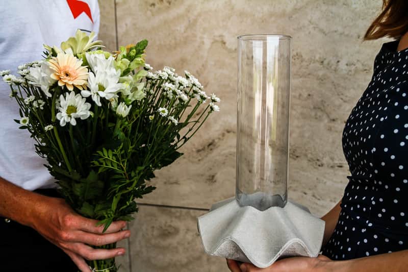 Designová váza s předplatným květin